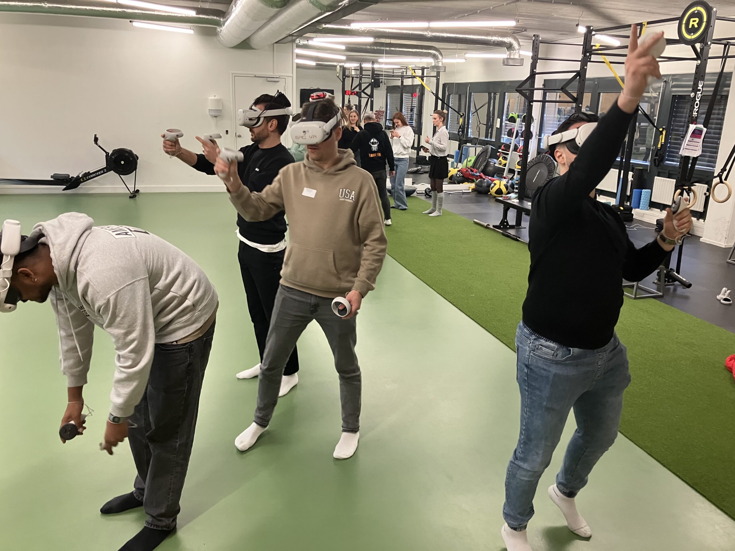 Groep America Today managers met VR headsets