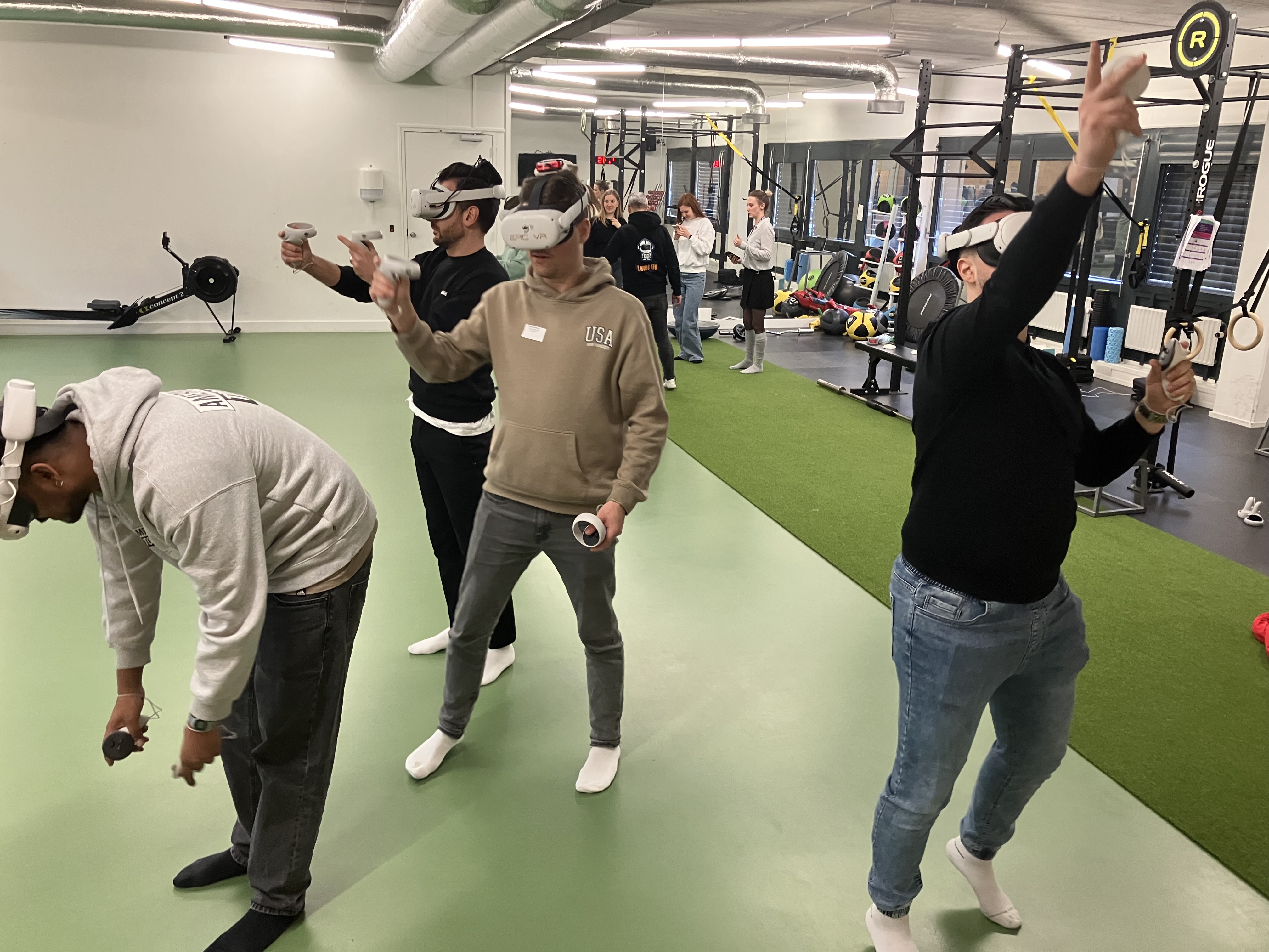 Groep managers speelt VR multiplayer tijdens managerdag America Today