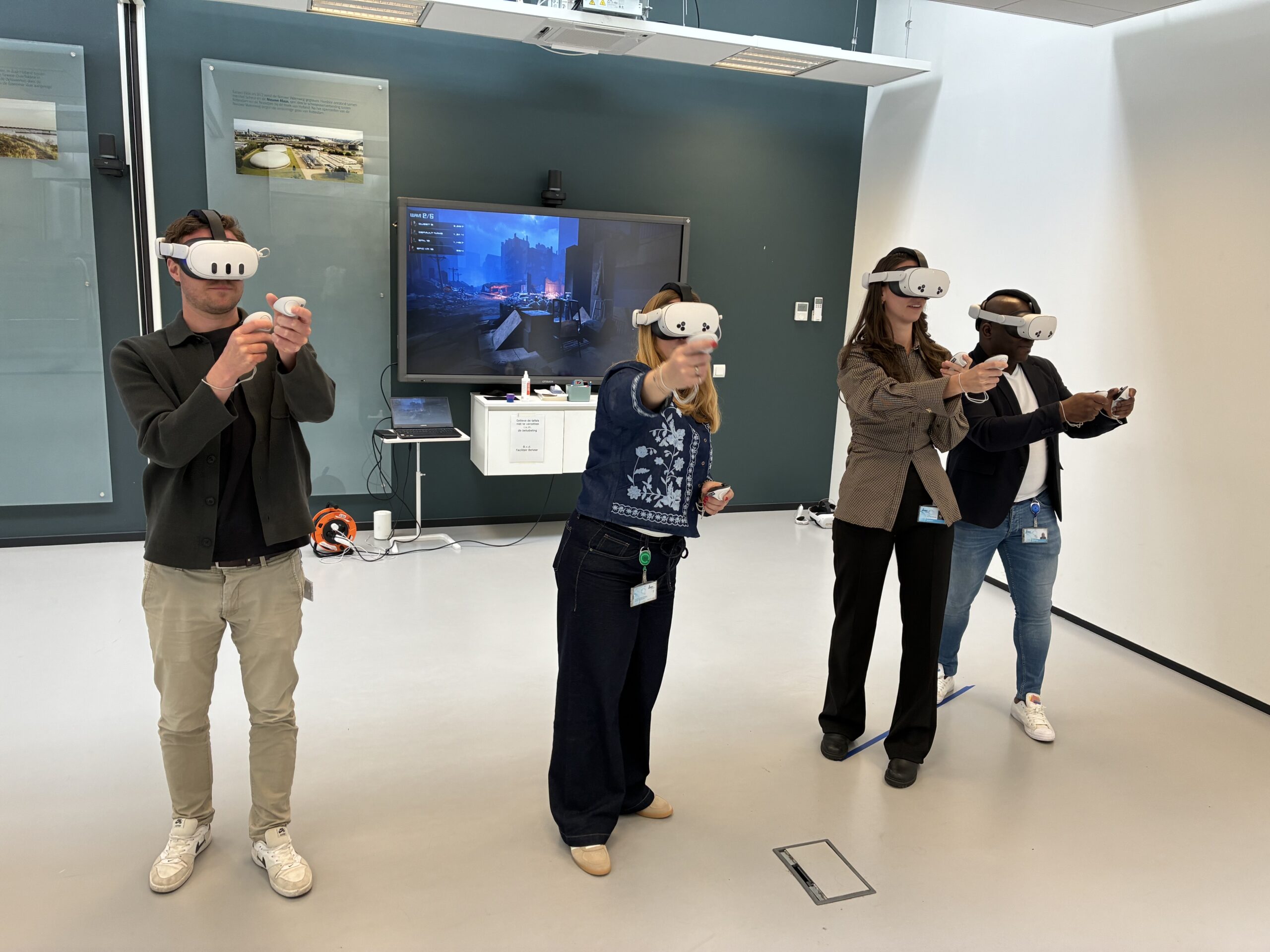 Evides medewerkers spelen VR multiplayer op kantoor Rotterdam