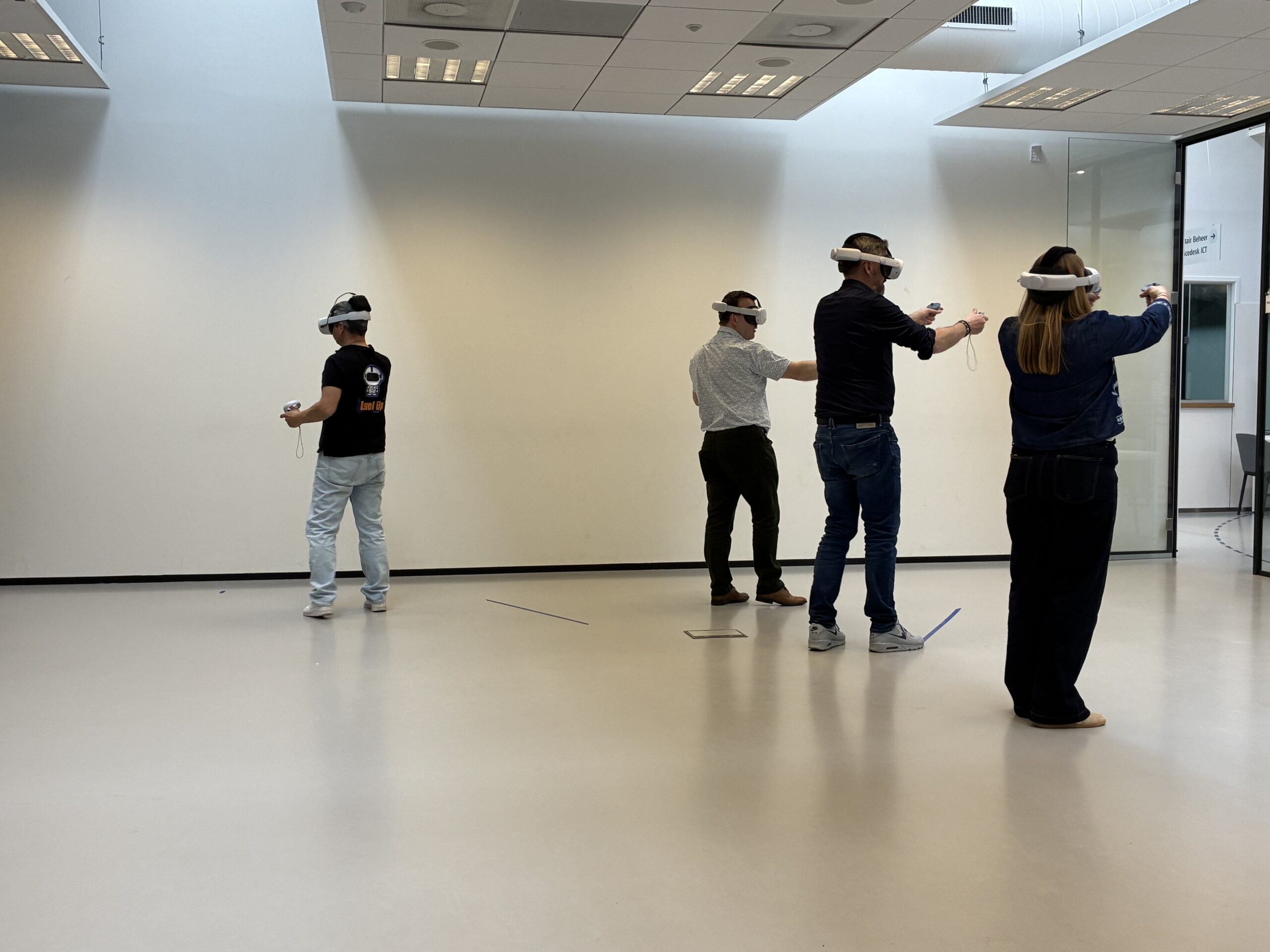 Groep Evides medewerkers in VR arena Rotterdam