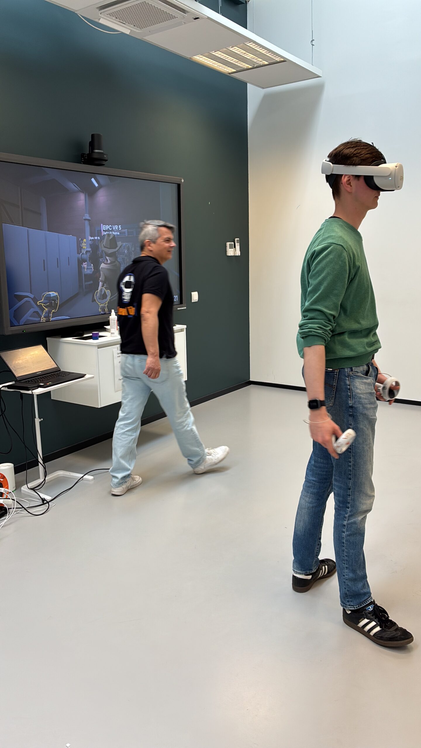 Evides medewerker speelt VR game