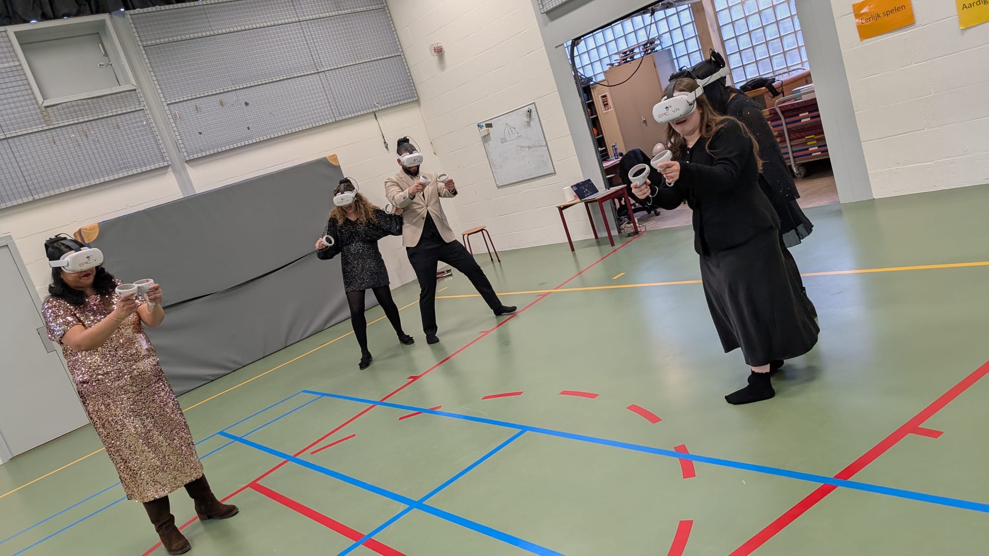 Leraren met VR-brillen tijdens teamuitje OBS De Klimop Den Haag