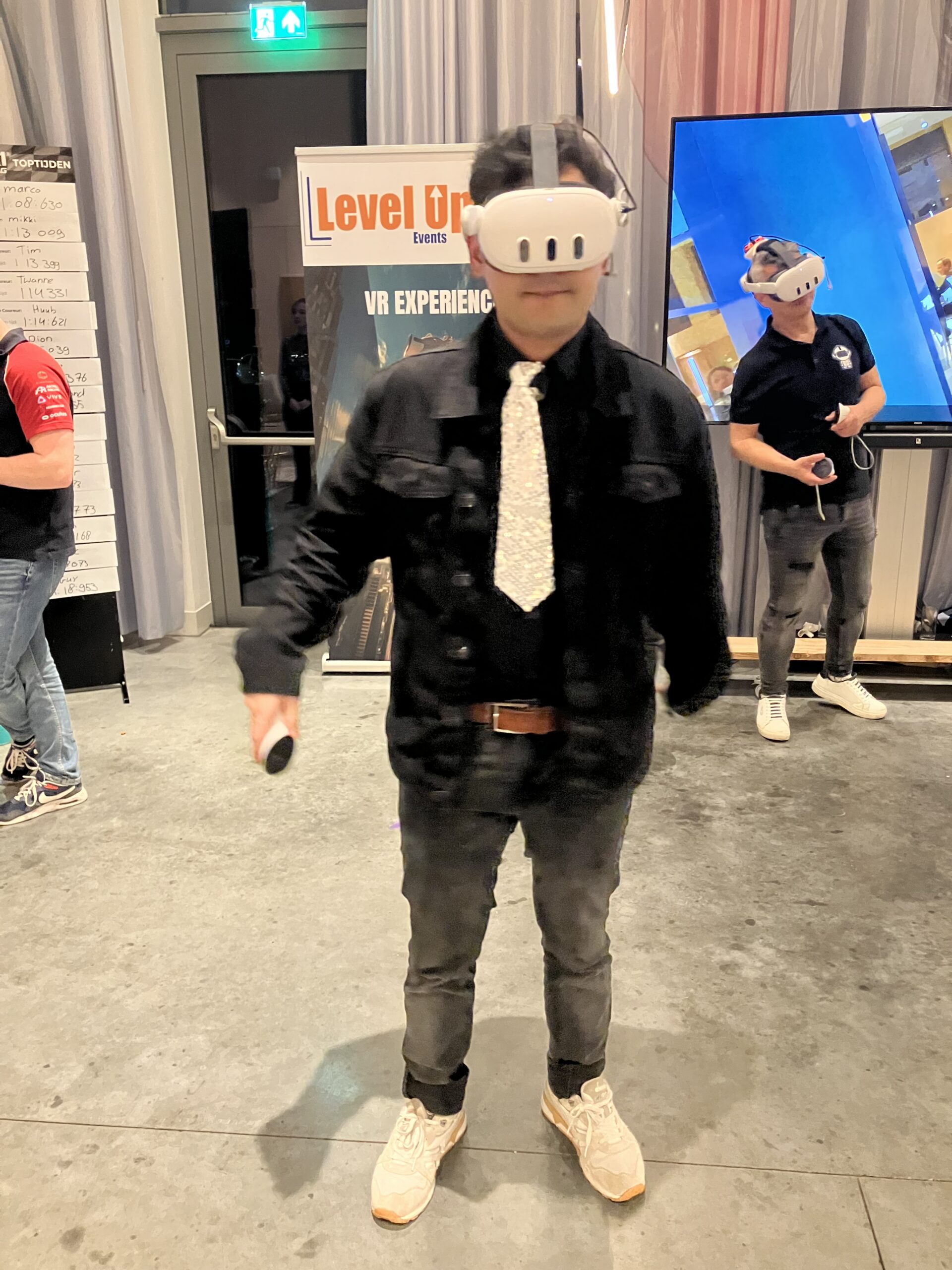 Deelnemer met VR-bril en controllers tijdens een VR Experience in Eindhoven
