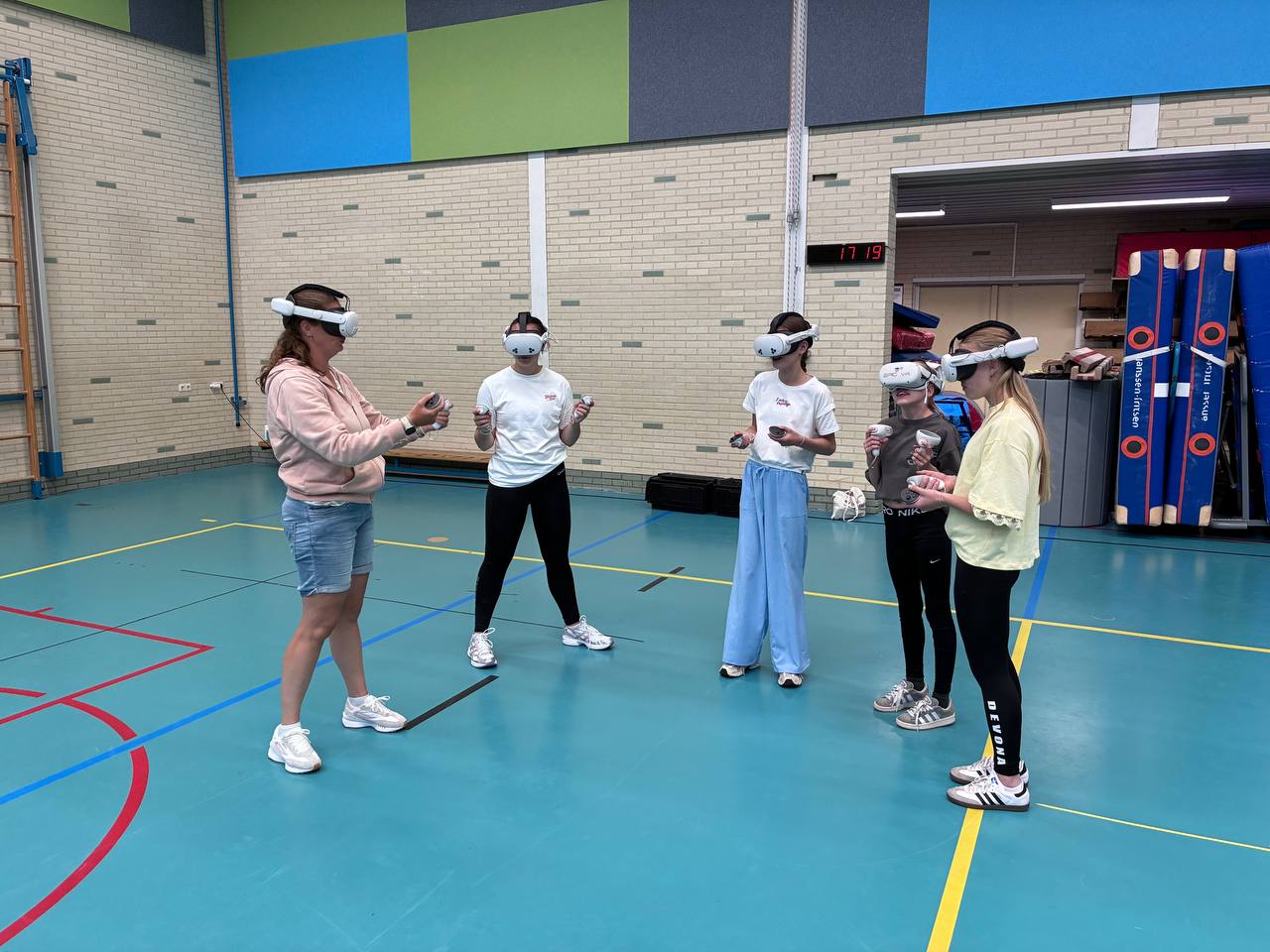 Begeleider legt VR game uit aan kinderen Devona Wateringen
