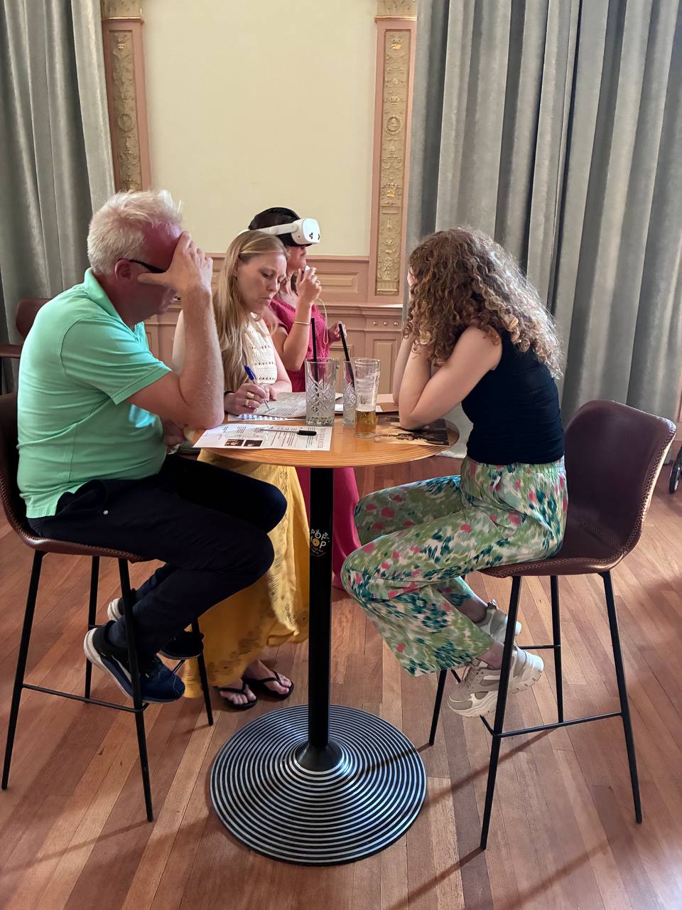 Docenten MBO Rijnland puzzelen samen tijdens VR Escape Room Leiden