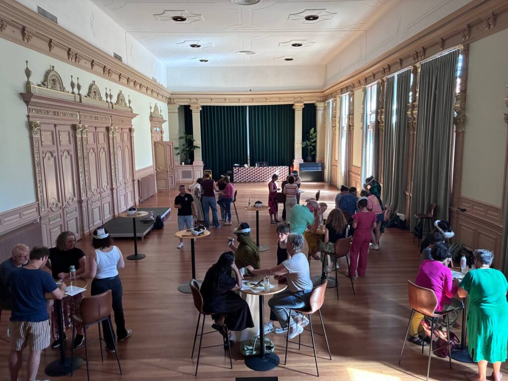 Opstelling VR Escape Room in de breezaal Stadsgehoorzaal Leiden