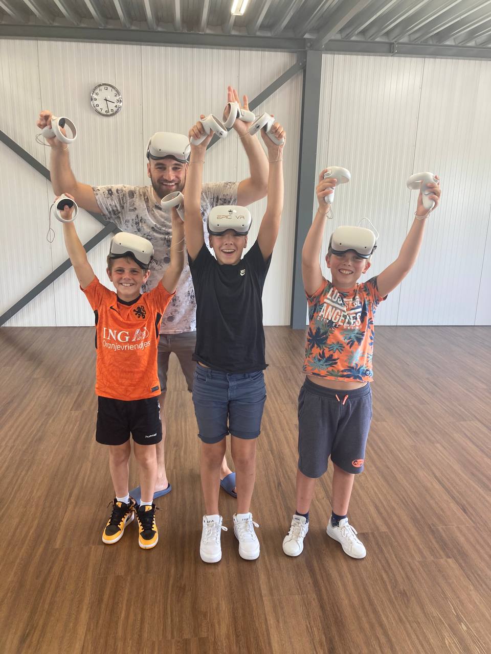Stijn en vriendjes met VR-brillen omhoog op zijn verjaardagsfeestje in Lisse