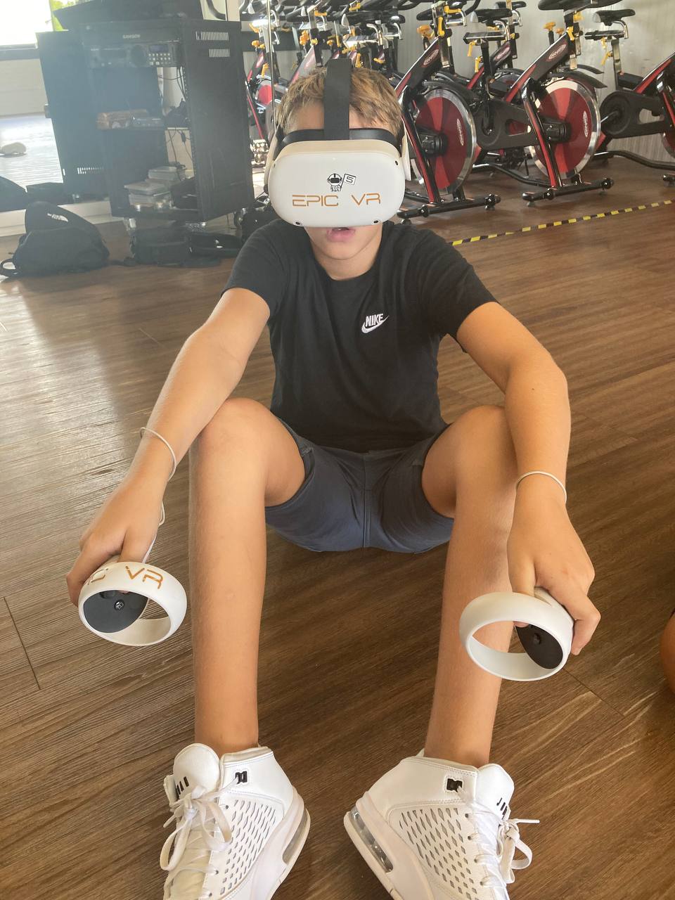 Kind volledig ondergedompeld in VR tijdens kinderfeestje in Lisse