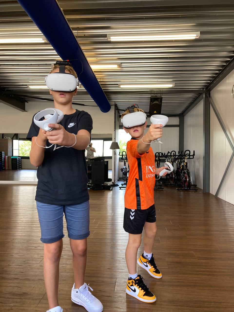 Twee kinderen knallen robots in VR Multiplayer op kinderfeestje Lisse