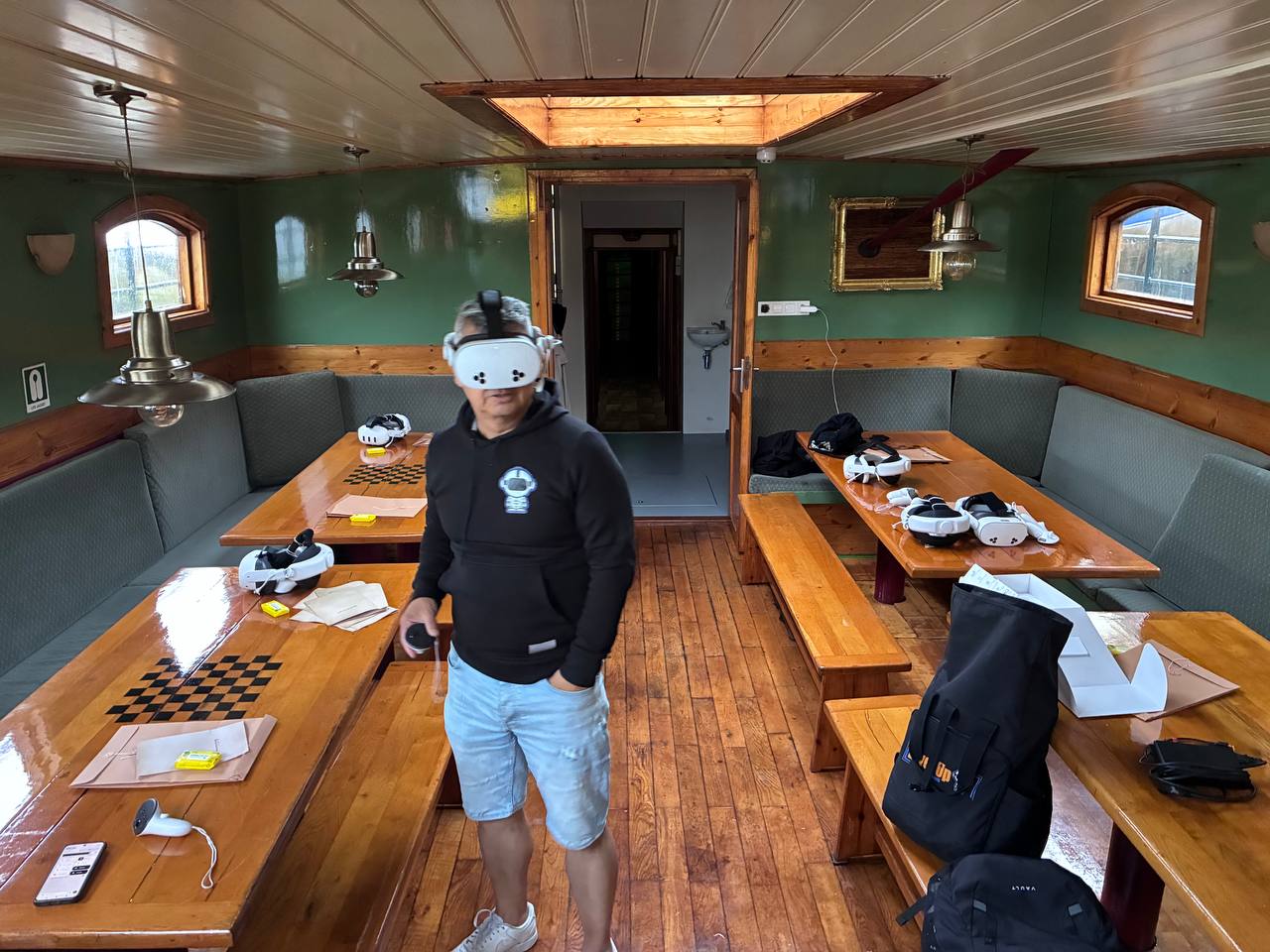 Scheepssalon van de Josine Elisabeth klaargemaakt voor de VR Escape Room The Chess Master met schaakbordpuzzels en VR-brillen op tafel