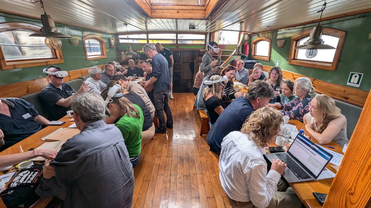 Teams van het Ministerie van Landbouw spelen de VR Escape Room The Chess Master op een historisch schip in Harlingen