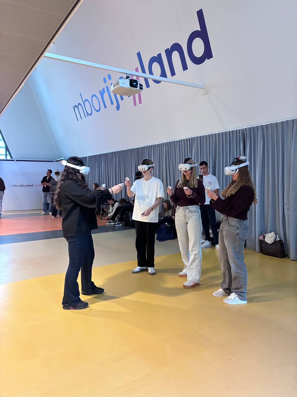 Studenten spelen VR Multiplayer in de aula van MBO Rijnland in Leiden