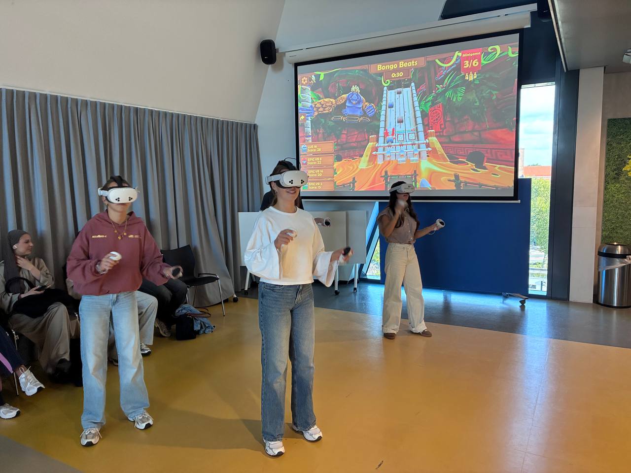 MBO Rijnland studenten spelen VR mini-game Bongo Beats tijdens kennismaking in Leiden