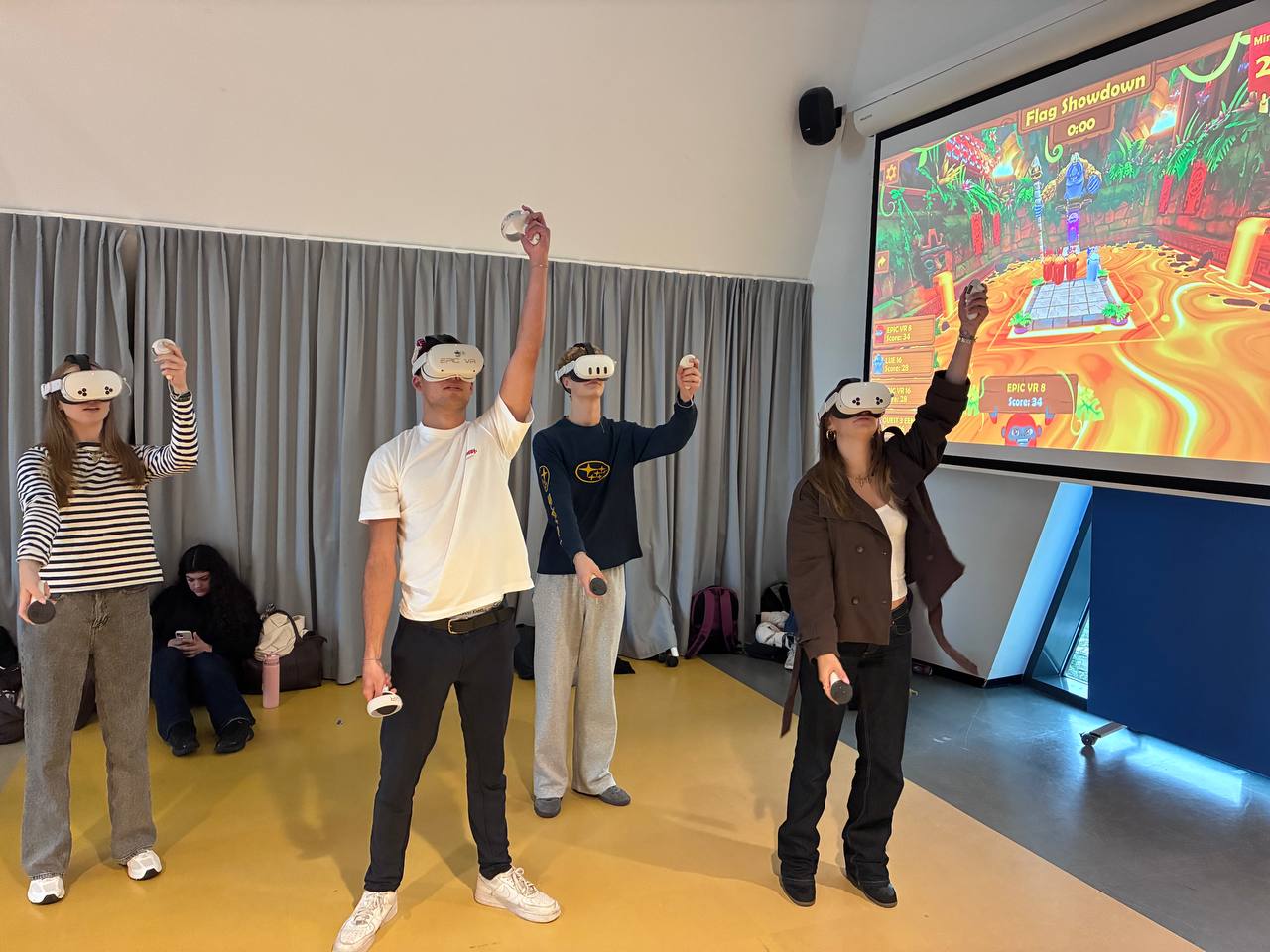 MBO Rijnland studenten spelen Flag Showdown VR mini-game met armen omhoog in Leiden