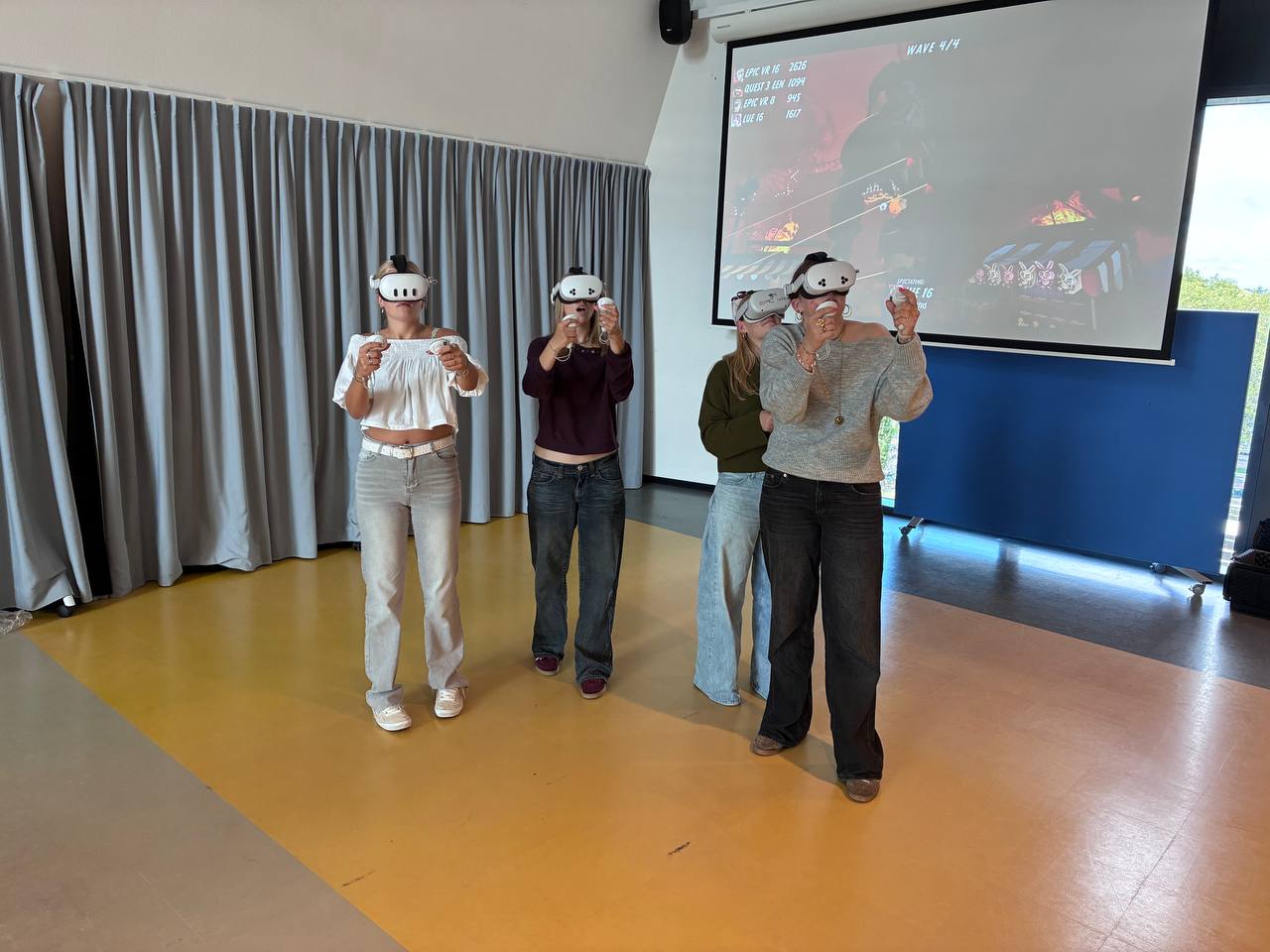 Vier studenten spelen VR zombie game in de VR arena bij MBO Rijnland Leiden